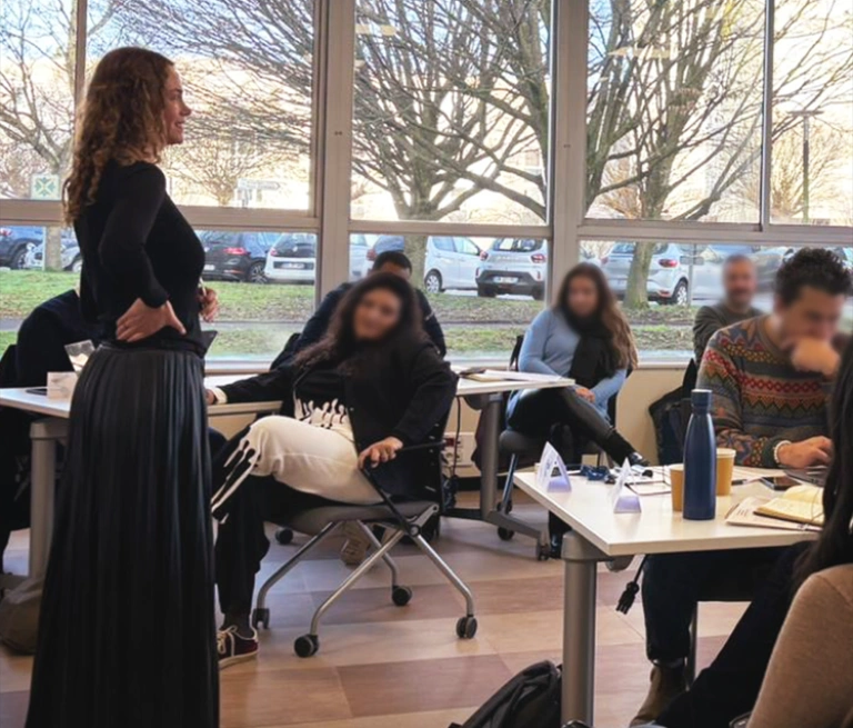 Formation Gouvernance Entreprise Familiale donnée dans une classe à HEC
